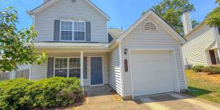 3 Bedroom 2.5 Bath Single Family Home with Fenced Backyard! Gallery 1
