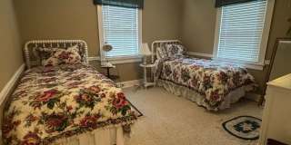 Knoxville 37917 - Available Now! 2 bedroom, 1 bath home - Contact Lisa Vineyard 865-216-9334 Gallery 25