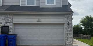 Charming Townhome, Prime Location, Cozy Living Gallery 1