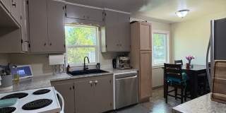 Spacious 4 bed 2 Bath Centrally Located Gallery 8