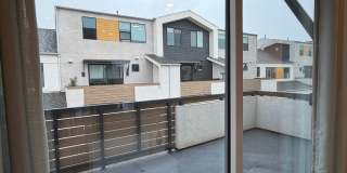 Smart, Modern 4-Bedroom Townhome Near Disneyland & Major Freeways Gallery 11