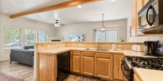 Charming, Furnished 3 bedroom Home w/ Garage Charming, Furnished 3 bedroom Home w/ Garage Gallery 9