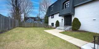 Modern, Tranquil, High-End Apartment in Downtown Downers Grove Gallery 78