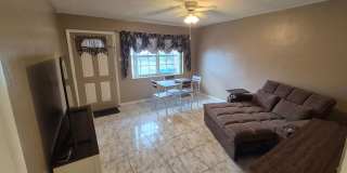 Charming 2 Bedroom / 1 Bathroom House Gallery 1