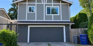 Large Beautiful 2-BR Apartment Home above Garage with Backyard Gallery 1