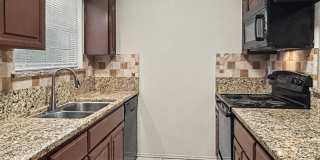 Charming 2BR Condo with Vaulted Ceilings, Fireplace & Pool Access Gallery 7