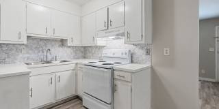Celeste Manor - 1 Bedroom / 1 Bathroom, Updated Gallery 16