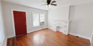 Charming 1-Bedroom Duplex with Storage Garage Gallery 1