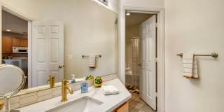 Top-Floor Serenity: Bright & Modern Fully Furnished Boulder Retreat Gallery 19