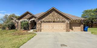 Beautiful Upscale 3BD/3BTH + Office Home on Over an Acre in Choctaw Gallery 1