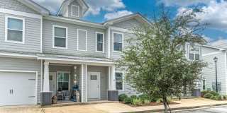 Spacious 3 Bedroom Townhouse with Community Pool! Gallery 4