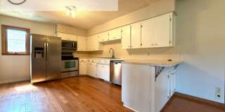 3 Bed 1.5 Bath House in Convenient Location Gallery 1