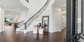 5011 Hayvenhurst Avenue Gallery 3