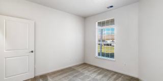 Grand Lakeside Escape: Spacious 3-Bedroom Retreat in Lakeshore Community Gallery 38