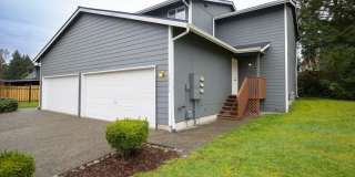 Updated 3BR Townhouse in Puyallup | 2-Car Garage, Fireplace & Modern Finishes! Gallery 1