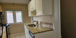 Highlands 1 Bedroom 1 Bath w/ Yard and Laundry! Gallery 21