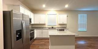 Open-Concept Living with Easy Access to I-10 & Loop 1604 Gallery 4