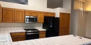 4 Bedroom Home With Pool! Gallery 4