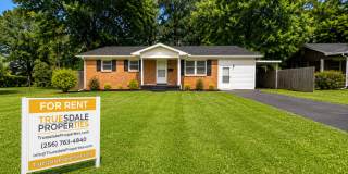Beautiful 3 BED- 2BA with bonus room fenced in yard Gallery 1