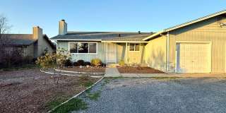 One level duplex in Windsor with 1 Car Garage, Cats Ok! Gallery 1