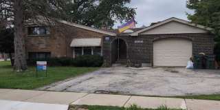 Specious Brick Split-Level in Morton Grove IL Gallery 1
