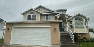 3 WEEKS FREE RENT! 5 Bedrooms, 3.5 Baths & Your Own Fenced Backyard in Clinton! Gallery 1