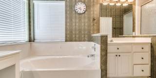 Beautiful Home With Lake View - 3 Bed + 2 Bath Beautiful Home With Lake View - 3 Bed + 2 Bath Gallery 20