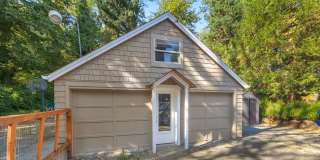 Charming Studio Near Downtown Bellevue with Washer & Dryer Gallery 1