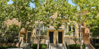 SUNNY TOWNHOME NEAR TRAILS STYLISH, FUNCTIONAL, & VERY ACCESSIBLE Gallery 1