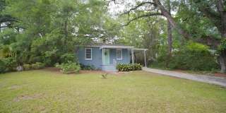 Charming 2 Bed / 1 Bath Cottage Gallery 3