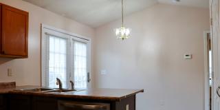 Charming 4 bedroom, 2 bathroom home in Greensboro w lake front views Gallery 15