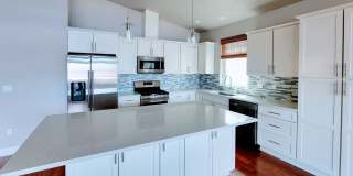 Luxurious and spacious 3 bed home in Manette Gallery 12