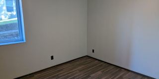 3 Bed, 1 Bath Unit with den in Fairhaven Close to Shopping & Restaurants & On a Bus line Gallery 15