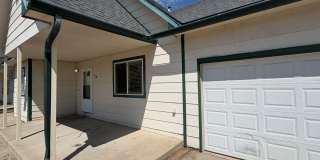 Fully Renovated 3 Bed 2.5 Bath Townhome w/ 1 Car Garage & Yard! Gallery 4