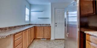 Beautiful Prairie Fields Townhouse — 3 Bed / 2.5 Bath + Loft Gallery 4