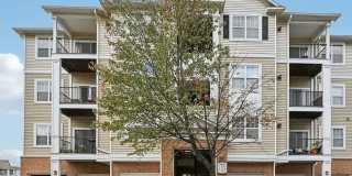 Top Floor 2+2, Walk up, no one above you, 1 res parking space Gallery 1