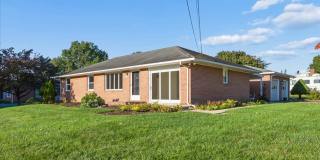 Single Family Living w/ Garage & Yard Gallery 1