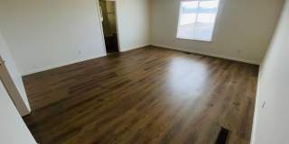 Gorgeous Remodeled Spacious 4 bedroom Gallery 30