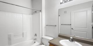 Grand Lakeside Escape: Spacious 3-Bedroom Retreat in Lakeshore Community Gallery 31