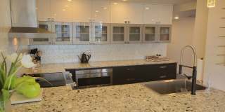 Beautifully renovated 2/2 condo downtown Sarasota with view of Bay! Gallery 6