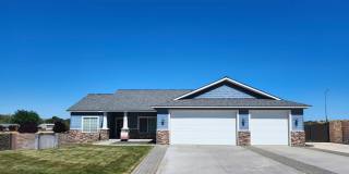 Beautiful 3 bedroom w/3 Car Garage and Additional RV/Trailer Parking Gallery 1