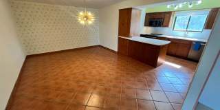 East- 3 bedroom/ 2 bathroom home with sparkling pool! Gallery 16