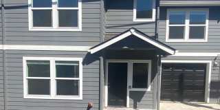 Newer 3 Bedroom Duplex with Gorgeous River Views! Gallery 1
