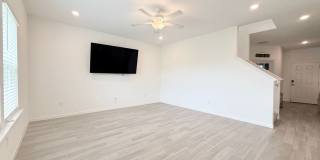 Spacious 4BR Home with Office, Loft & Lake Views Gallery 9
