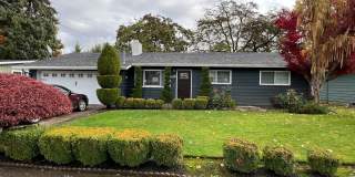 ✨Lovely 3bed/2bath Ranch style home with HUGE private yard in ✨ Gallery 1