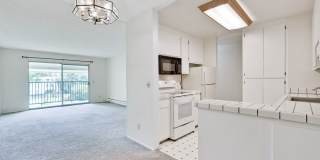 Top Floor Unit - Balcony - Elevator Access - Community Pool & Tennis Court Gallery 13