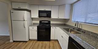 Newly Renovated Townhome Close To UNR - Central Air Gallery 1
