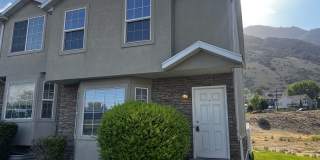 Spacious End-Row Townhome Gallery 1
