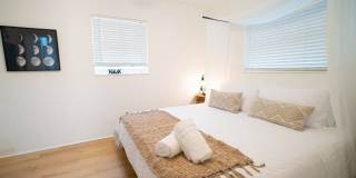 Stylish Heated Pool House  Near the Beach Gallery 10