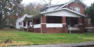 Come set up home in this one bedroom apartment that is close to shopping, walking trails, medical and Maryville College Gallery 1